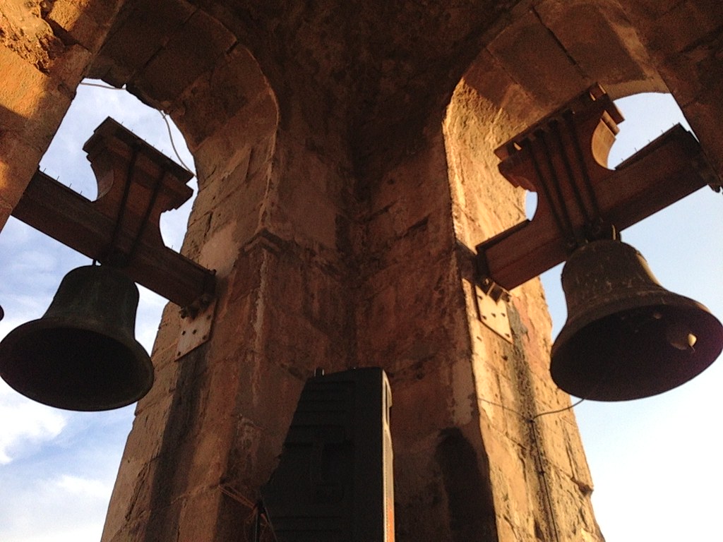 Campanes d'una esglèsia en un espectacle d'art digital